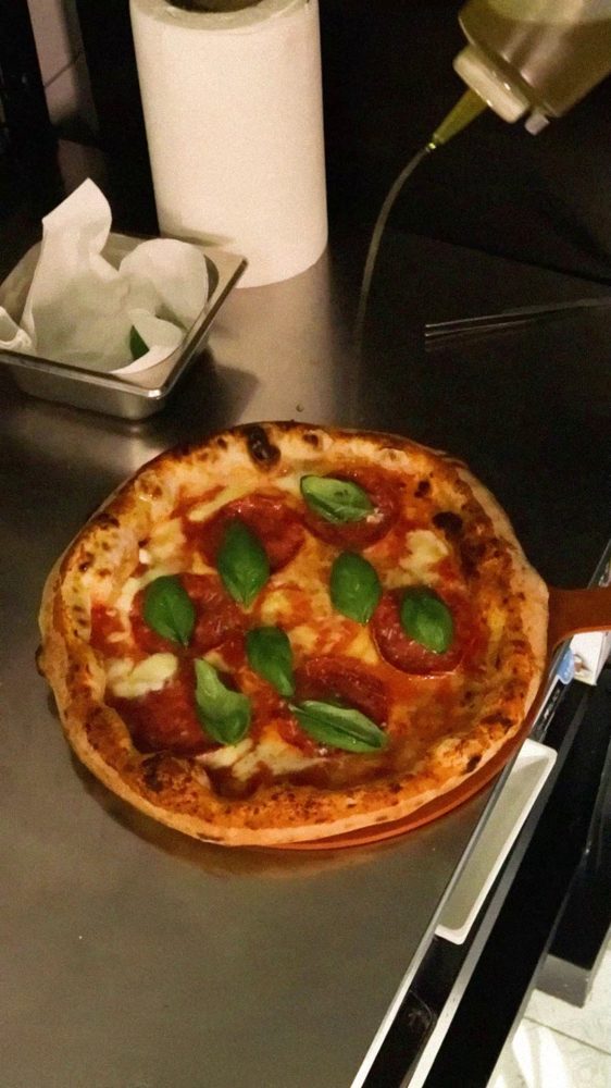 Polewanie pizzy oliwą