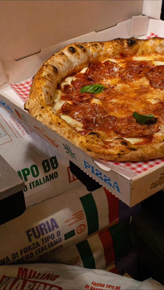 Pizza w pudełku na wynos