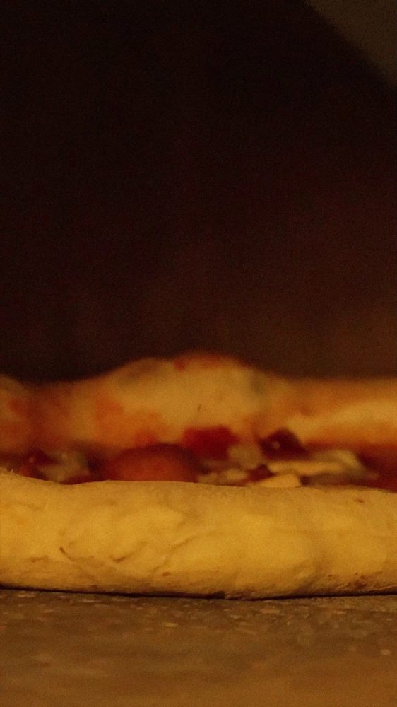 Pizza w piecu, rant rośnie