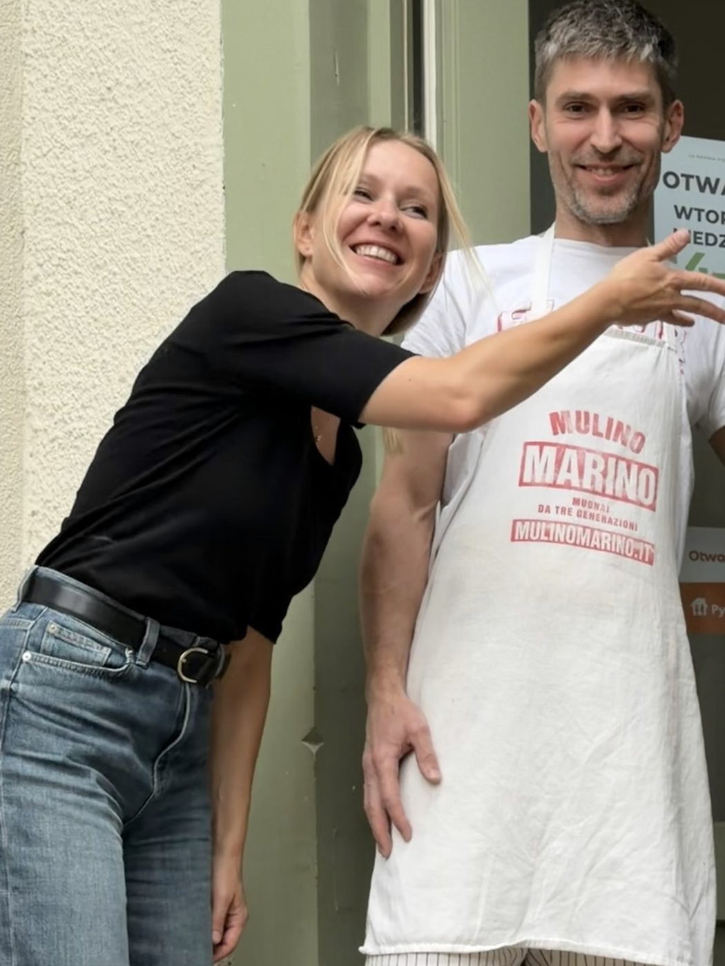 Magda i Konrad w drzwiach pizzerii