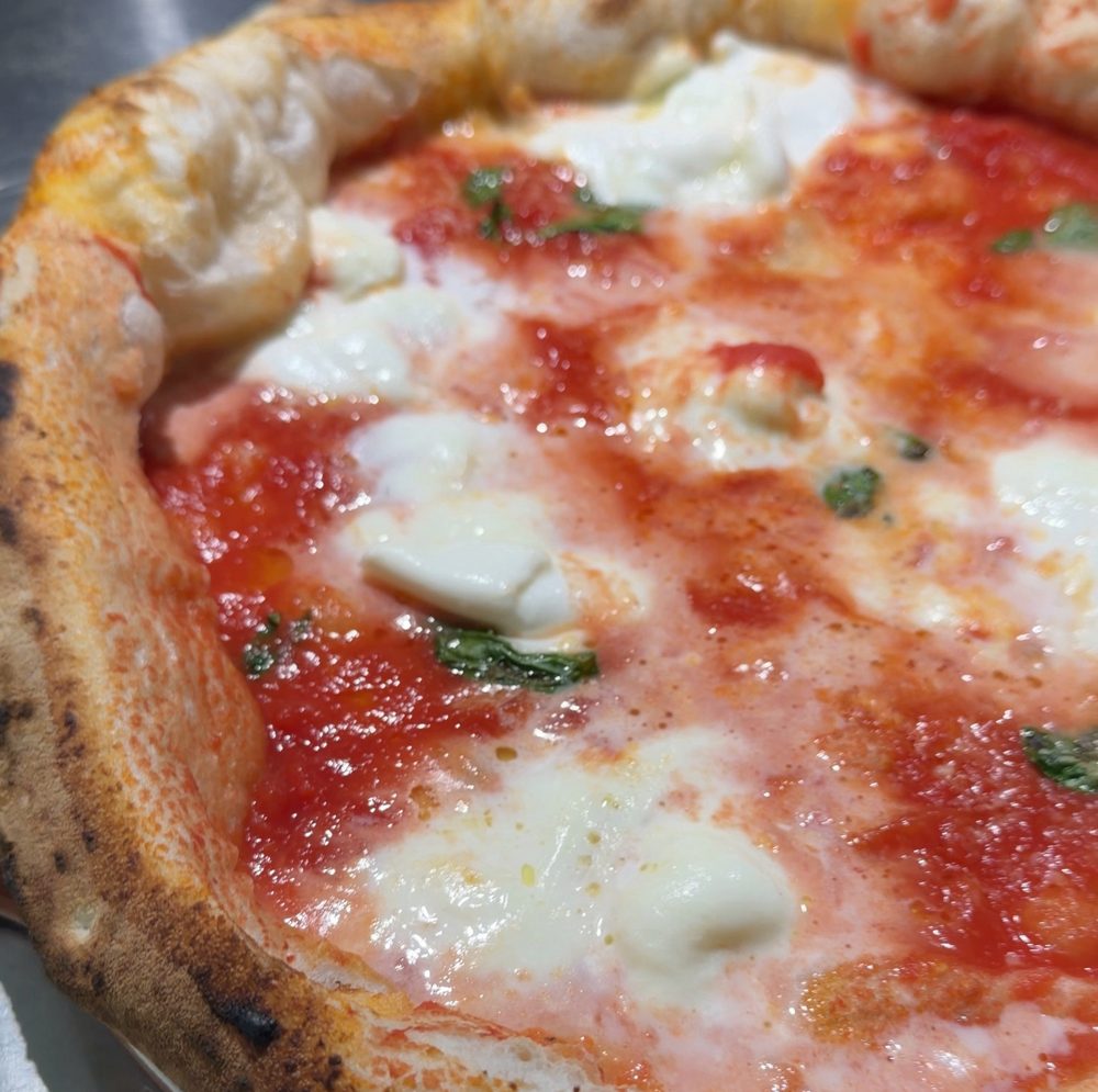 Margherita con Bufala świeżo z pieca