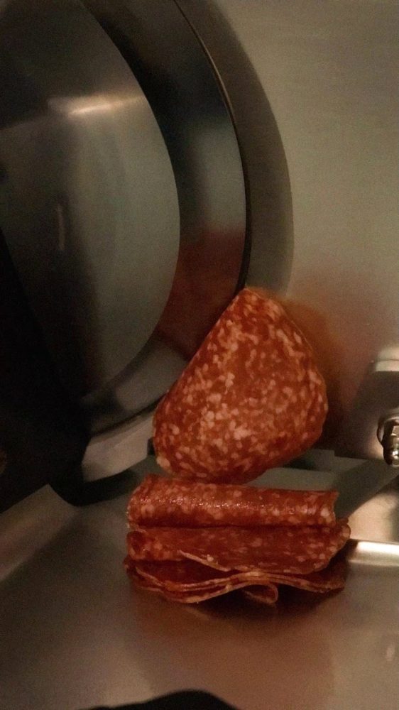 Salami na krajalnicy